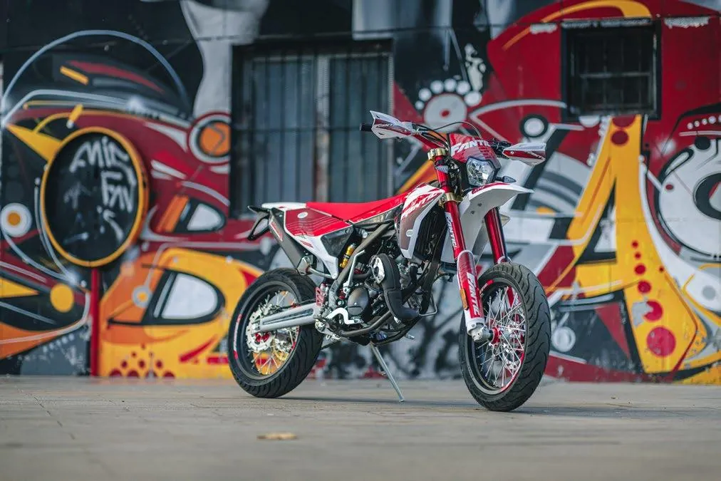 Supermoto con grafiche OEM